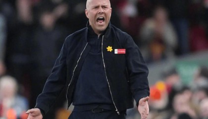 世界杯下注-利物浦旧将彭南特质疑斯洛特换人致丢球|热刺|埃基蒂克|恩古莫哈|弗林蓬|加克波_新浪体育_新浪新闻