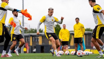 世界杯注册平台-好消息，五个月前遭遇半月板撕裂施洛特贝克重返多特合练