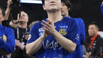 世界杯注册平台-驻法兰克福总领事现场观战樊振东！亲切握手合影 国家没忘记英雄